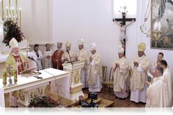 Апостальскі нунцый у Беларусі абп Габар Пінтэр узначальвае св. Імшу на заканчэнне ўрачыстасці Апостальскі нунцый у Беларусі абп Габар Пінтэр узначальвае св. Імшу на заканчэнне ўрачыстасці