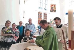 Місія святароў – абвяшчаць Божае слова людзям, асвячаць іх, цэлебруючы сакраманты і служачы ім, будаваць касцёльную супольнасць Місія святароў – абвяшчаць Божае слова людзям, асвячаць іх, цэлебруючы сакраманты і служачы ім, будаваць касцёльную супольнасць