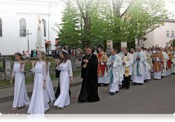 Кульмінацыяй свята стала ўрачыстая працэсія з фігурай Маці Божай Фацімскай Кульмінацыяй свята стала ўрачыстая працэсія з фігурай Маці Божай Фацімскай