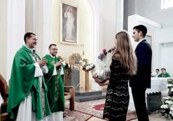 Падчас развітальнай св. Імшы вернікі з Воранава пажадалі кс. Яну і кс. Сяргею цёплага прыёму ў новай парафіі Падчас развітальнай св. Імшы вернікі з Воранава пажадалі кс. Яну і кс. Сяргею цёплага прыёму ў новай парафіі