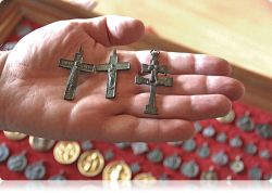 Крыжы з выявамі Маці Божай (справа – крыж “каравака”) Крыжы з выявамі Маці Божай (справа – крыж “каравака”)