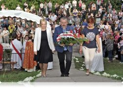 Пасля заканчэння ўрачыстасцей многія яшчэ трывалі ў цішыні на малітве, дзякуючы ўсім сведкам веры за іх вялікую адвагу Пасля заканчэння ўрачыстасцей многія яшчэ трывалі ў цішыні на малітве, дзякуючы ўсім сведкам веры за іх вялікую адвагу
