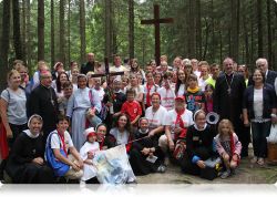 Памятны здымак пілігрымаў на месцы мучаніцтва сясцёр Памятны здымак пілігрымаў на месцы мучаніцтва сясцёр