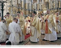 Пасля некалькіх гадоў выпрабаванняў і разважання над сваім пакліканнем дыяканы публічна вызнаюць гатоўнасць служыць Хрысту і Касцёлу Пасля некалькіх гадоў выпрабаванняў і разважання над сваім пакліканнем дыяканы публічна вызнаюць гатоўнасць служыць Хрысту і Касцёлу