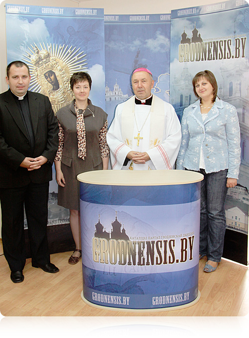 Ksiądz Biskup Aleksander i ks. Paweł Sołobuda z pracownikami portalu katolickiego