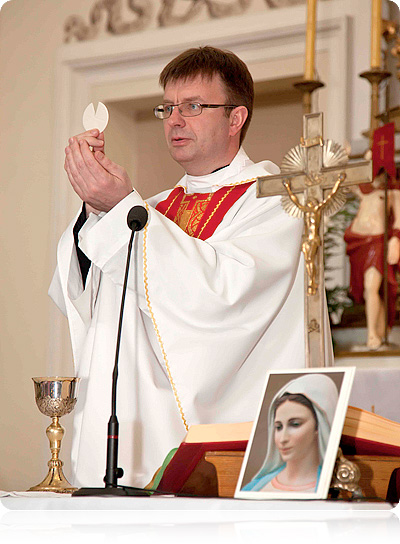 Ks. Czesław Pawlukiewicz, absolwent WSD w Grodnie, proboszcz parafii Trójcy Przenajświętrzej w Rosi