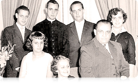 Хорхе Марыа Берголіа (у другім радзе другі злева) падчас сваёй святарскай паслугі ў Аргенціне разам з членамі сям’і