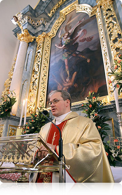Proboszcz ks. Jan Kuczyński dołożył wielu starań, by ołtarz św. Michała Archanioła w bazylice katedralnej zachwycał wiernych swoim wyglądem