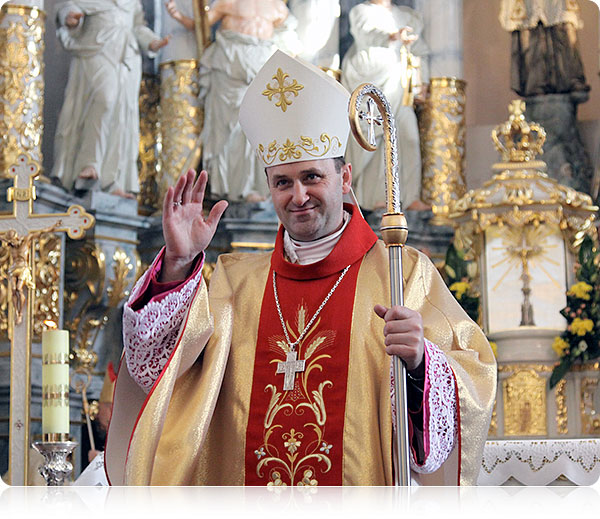 Biskup Staniewski udziela wiernym błogosławieństwa