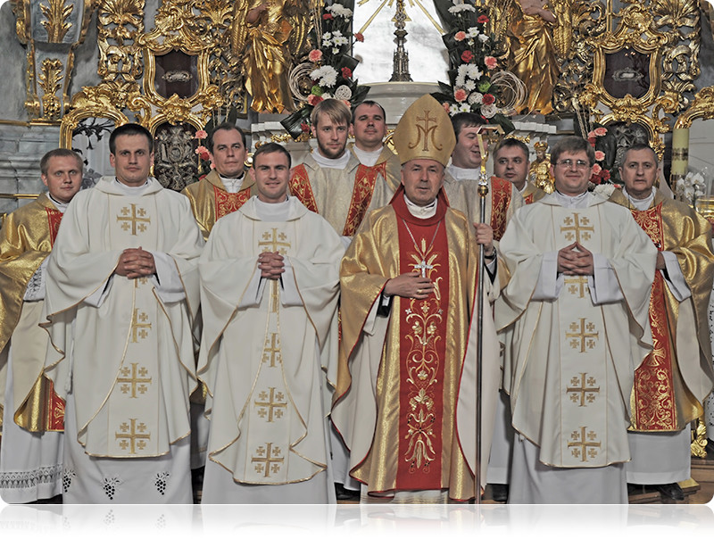 Neoprezbiterzy wraz z ks. biskupem Aleksandrem oraz wychowawcami WSD