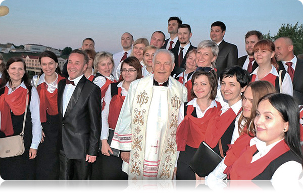 Uczestnicy chóru „Cantate Domino” z kardynałem Zenonem Grocholewskim, legatem papieskim 
na Krajowy Kongres Eucharystyczny w Grodnie