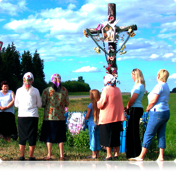 ЛPrzy krzyżach przydrożnych wierni często gromadzą się na wspólnej modlitwie 
