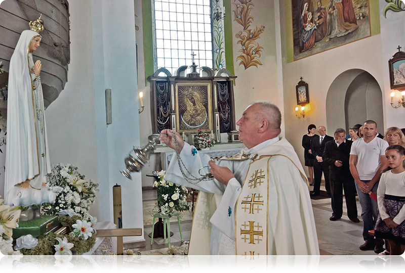 Kapłan okadza figurę Matki Bożej Fatimskiej na powitanie w kościele w Sołach