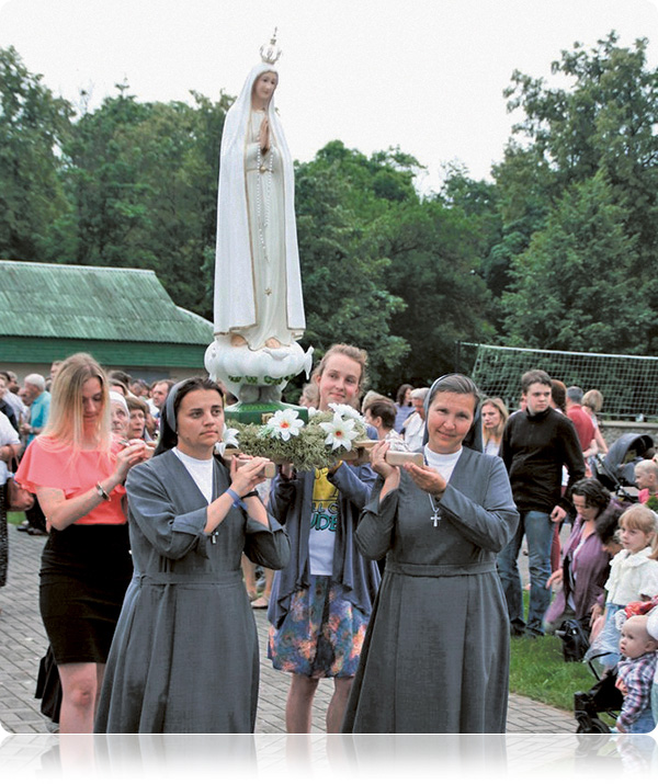 Zakonnice uroczyście wnoszą figurę do kościoła 
w Smorgoniach