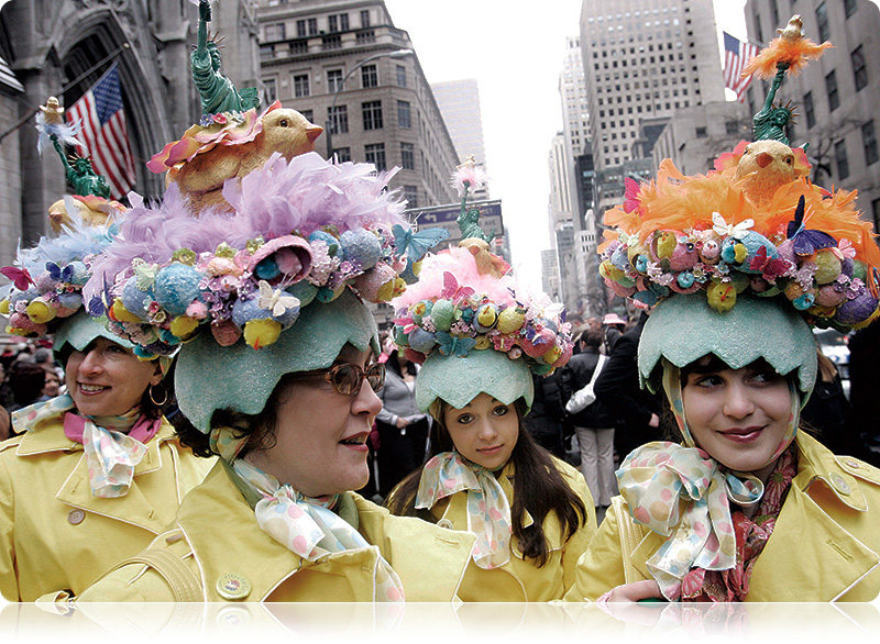 W USA na Wielkanoc kobiety stają do konkursów,
w których wybiera się najpiękniej udekorowane świąteczne nakrycie głowy
