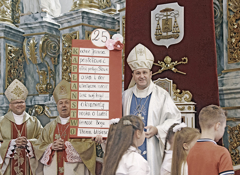 Biskup Józef w katedrze grodzieńskiej dziękuje Panu Bogu za 25 lat kapłaństwa