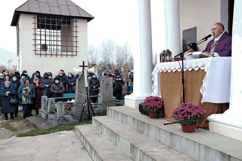 Біскуп Кашкевіч узначальвае св. Імшу на францішканскіх могілках у Гродне