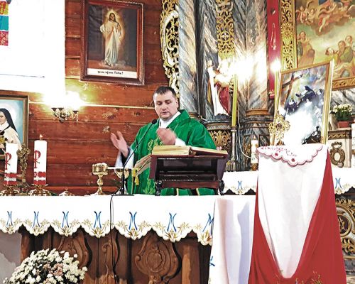Кс. Юрый Кузьміч – пробашч парафіі ў Новым Двары. Дэкан Шчучынскага дэканата. Святарскае пасвячэнне прыняў у 2004 г. Кс. Юрый Кузьміч – пробашч парафіі ў Новым Двары. Дэкан Шчучынскага дэканата. Святарскае пасвячэнне прыняў у 2004 г.