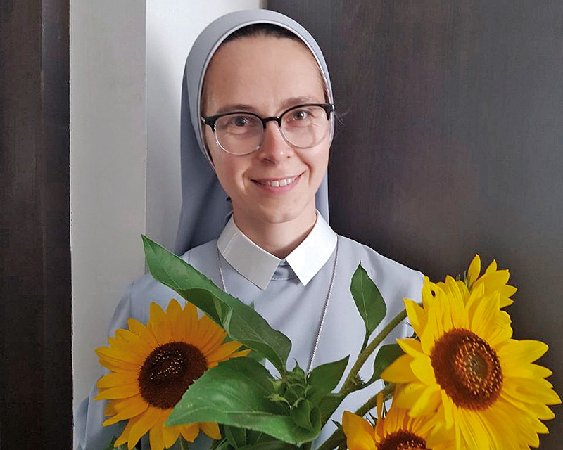 Siostra Tatiana Gmyza ze Zgromadzenia Sióstr Służebnic Jezusa w Eucharystii pracuje w parafii Ducha Świętego w Grigiszkach (Litwa) oraz w dwóch szkołach w Wilnie. Wcześniej posługiwała w parafii św. Andrzeja Boboli w Połocku. Prowadzi bloga na Instagramie. Jak dzieli się sama siostra, na tematy poruszane w blogu inspiruje ją Bóg, a także czytelnicy.