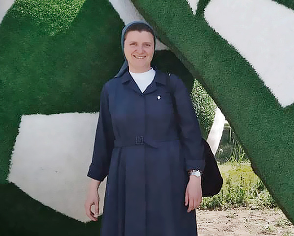 Siostra Julia Nowik należy do Zgromadzenia Sióstr Miłosierdzia św. Wincentego à Paulo. Pracuje jako pielęgniarka w Miejskim Szpitalu Klinicznym nr 10 w Mińsku. Wspólnota siostry znajduje się na terenie mińskiej parafii Bożego Ciała.