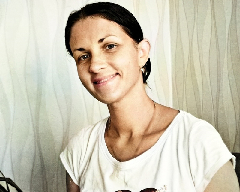 Alena Szymak jest szczęśliwą żoną i matką sześciorga dzieci. Nauczyciel kursu z zakresu angielskiej metody rozpoznawania płodności. Mieszka w Mińsku.
