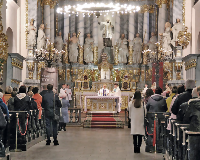 Biskup Kaszkiewicz w grodzieńskiej katedrze dokonuje aktu poświęcenia Rosji i Ukrainy Niepokalanemu Sercu Maryi