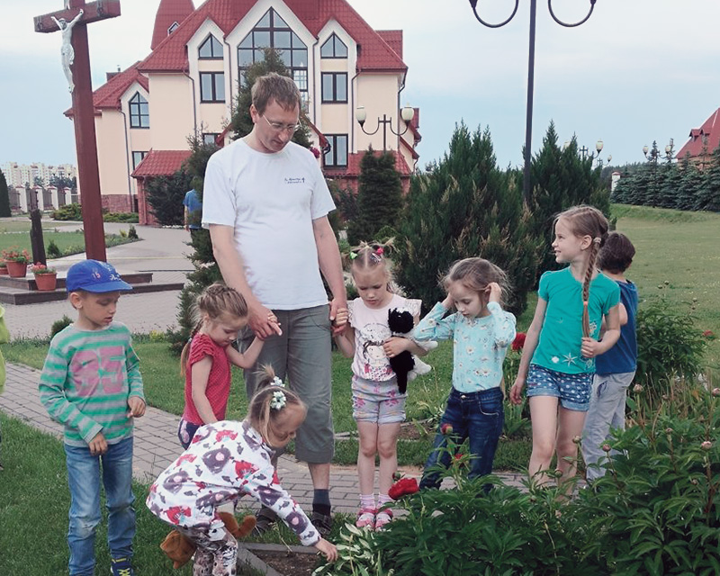 O. Ćwieczkowski z dziećmi podczas obozu parafialnego