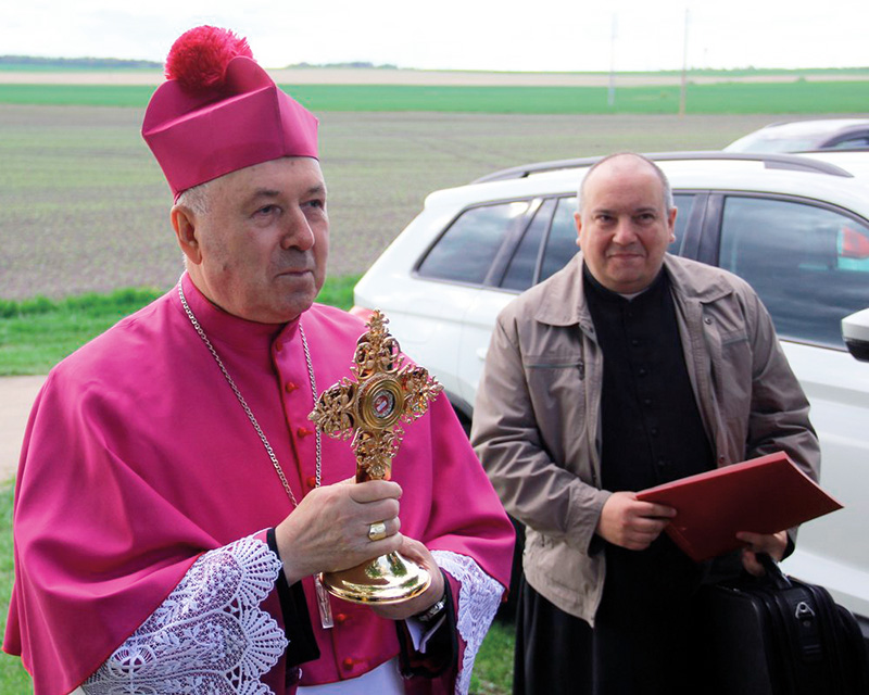 Ksiądz Biskup Aleksander Kaszkiewicz wnosi relikwie św. Andrzeja Boboli do świątyni w Kozłowiczach