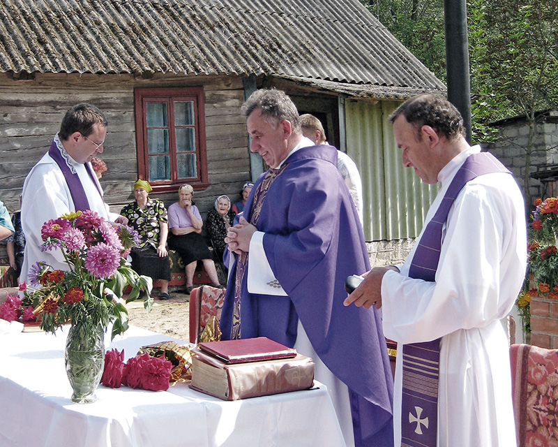 Ks. kanonik Jan Rejszel z kapłanami podczas poświęcenia krzyża przydrożnego we wsi Miesztuny