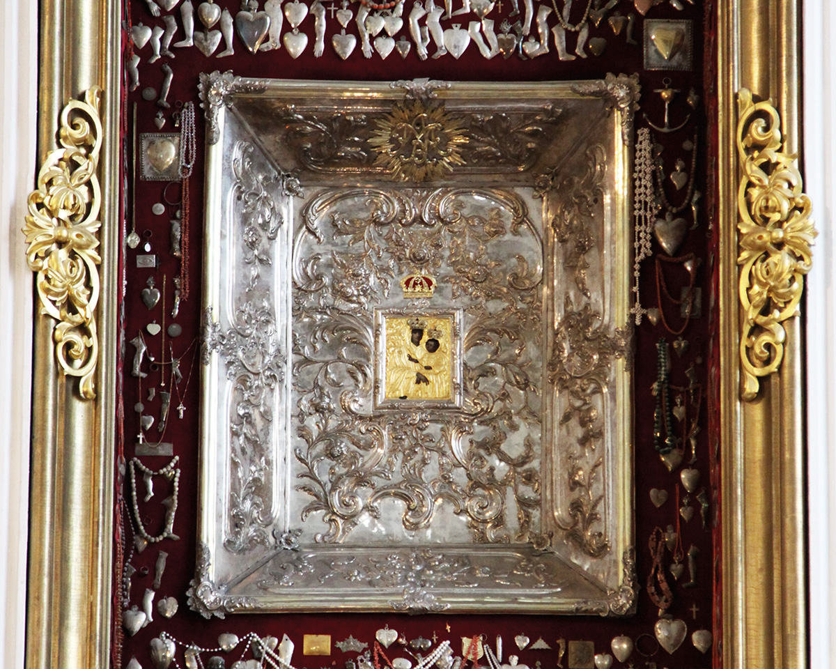 Прыклады вотаў каля абраза Мацi Божай Кангрэгацкайу гродзенскай катэдры