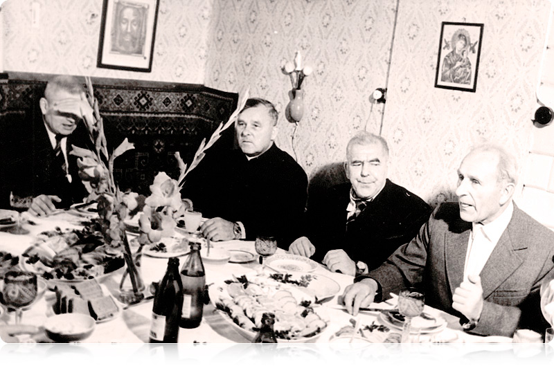 З левага боку - кс. Фелікс Сарока, кс. Пётр Барташэвіч (пачатак 80-х гадоў)