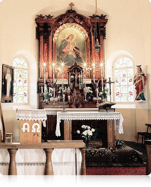  Główny ołtarz kościoła Matki Bożej Różańcowej w Łabnie