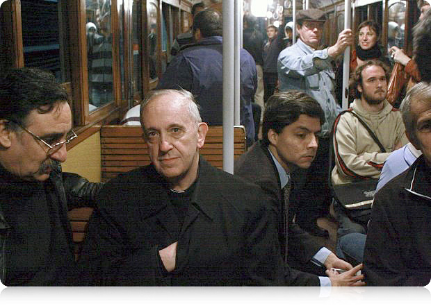 Na tym zrobionym w 2009 r. zdjęciu, kardynał Bergolio jedzie metrem 
w Buenos Aires