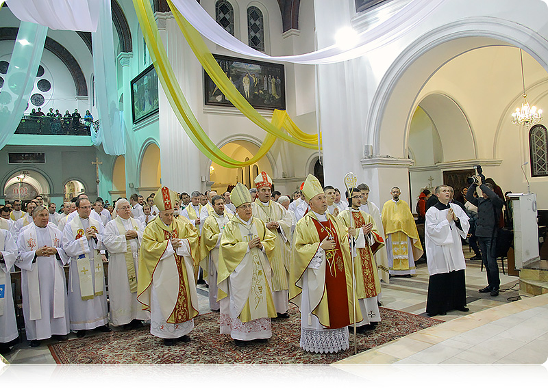 Msza św. z udziałem biskupów i kapłanów
