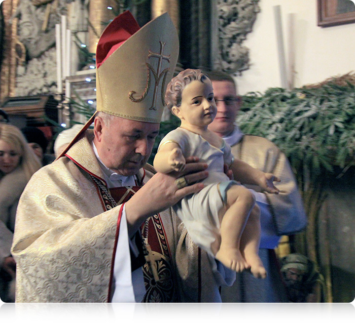 Przed rozpoczęciem Eucharystii w uroczystej procesji została wniesiona figurka Dzieciątka Jezus i złożona w stajence
