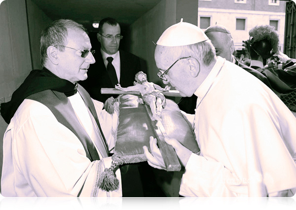 Uszanowanie krzyża przez Papieża