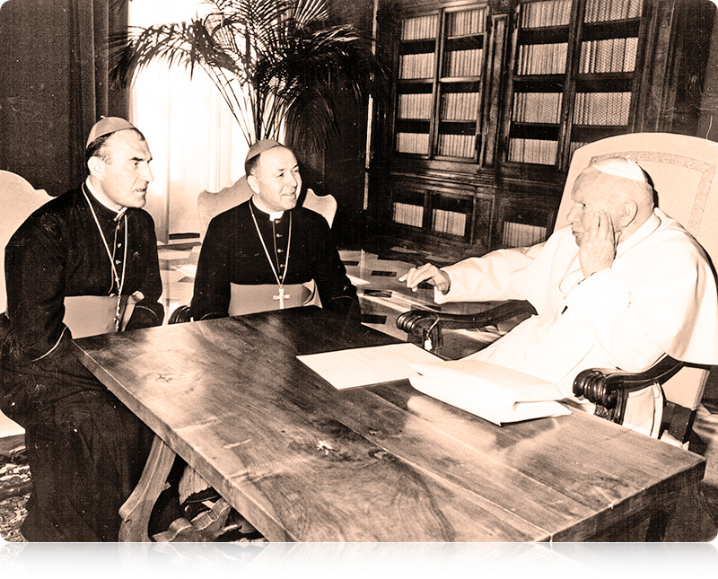 Rok 2003. Spotkanie z Papieżem. Biskupi z Grodna: (do lewej) bp Antoni Dziemianko i bp Aleksander Kaszkiewicz