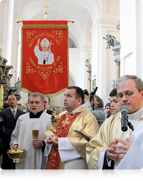 Od prawej: proboszcz katedry ks. Jan Kuczyński rozpoczyna uroczystość. Ks. Paweł Sołobuda z relekwiarzem Jana Pawła II