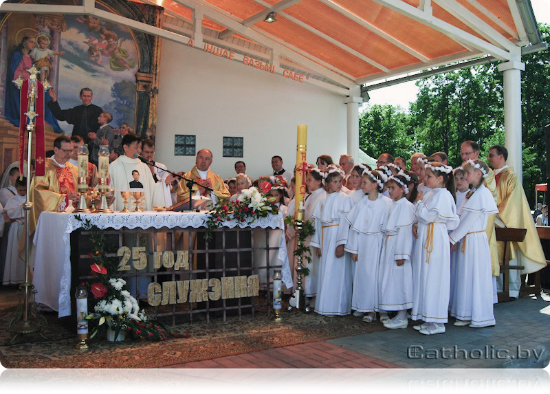 Arcybiskup Savio Hon Tai-Fai przewodniczy uroczystości obchodów  25-lecia obecności salezjanów w Smorgoniach