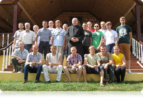 Uczestnicy rekolekcji z ks. Wiktorem Chańko