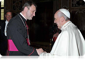 Ks. bp Józef Staniewski przekazuje Papieżowi pozdrowienie od wiernych Białorusi 
(fot. L’OSSERVATORE ROMANO)