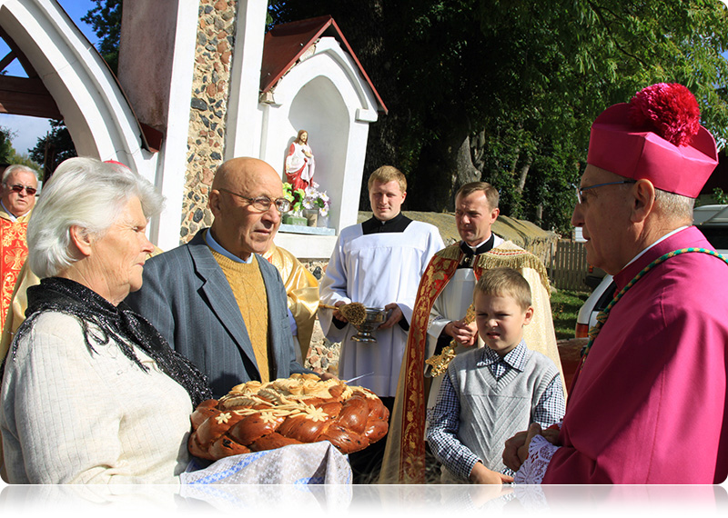 Mieszkańcy Odelska z wielką radością witali arcybiskupa Tadeusza Kondrusiewicza, swojego ziomka