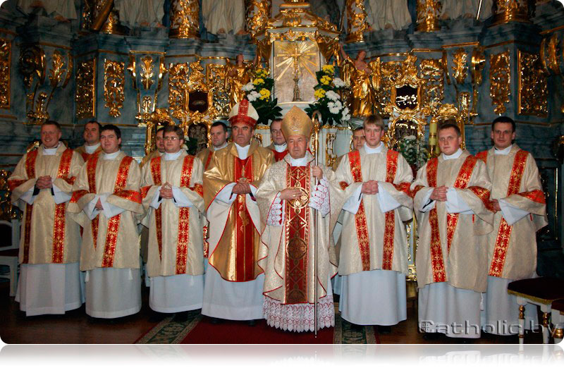 Księża Biskupi z wychowawcami seminarium i nowymi diakonami po uroczystościach