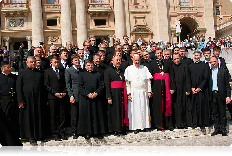 Alumni WSD w Grodnie podczas spotkania z Ojcem Świętym na placu św. Piotra