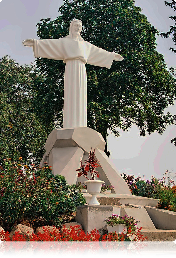 Figura Chrystusa Odkupiciela, postawiona przy kościele 
