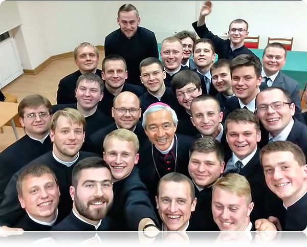 Selfie alumnów z arcybiskupem Jorge