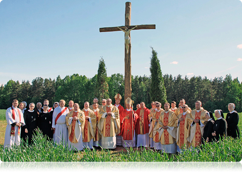 Na uroczystość licznie przybyli księża z różnych parafii, w tym ordynariusz diecezji Grodzieńskiej ks. bp Aleksander Kaszkiewicz oraz biskup pomocniczy Józef Staniewski