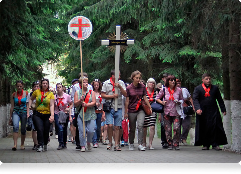 Pielgrzymi z modlitwą kroczą do miejsca, gdzie zginęli mieszkańcy Grodna i Lipska