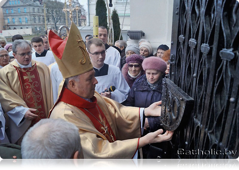Ks. bp Aleksander Kaszkiewicz otwiera drzwi katedry grodzieńskiej, które symbolizują Bramę Miłosierdzia