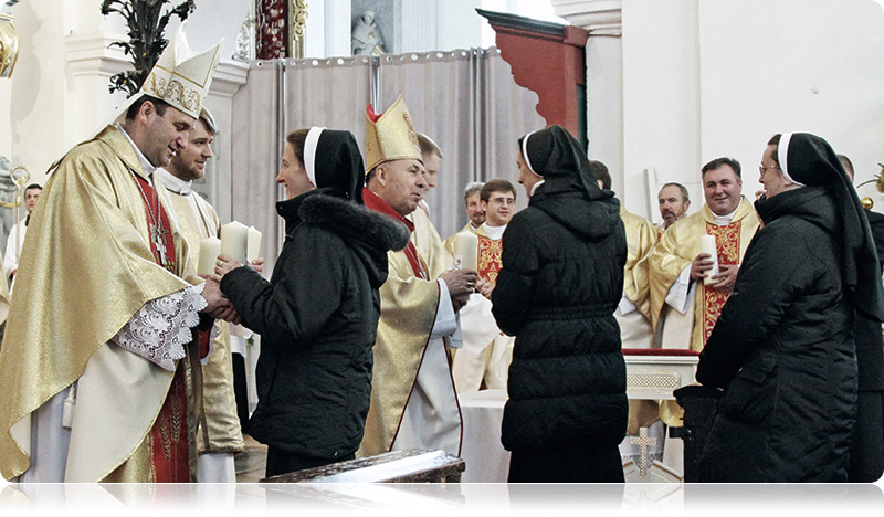 Na zakończenie Roku kościelnego osoby konsekrowani otrzymali z rąk biskupa swiece